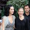 Katy Perry embrasse une amie, devant le Plaza Athénée (Paris), lors de sa récente venue en France.