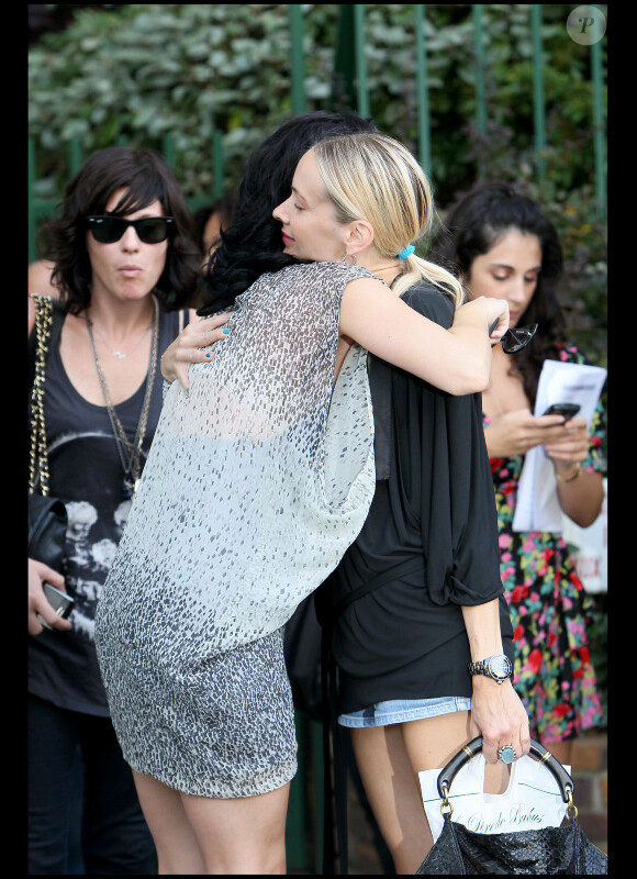 Katy Perry embrasse une amie, devant le Plaza Athénée (Paris), lors de sa récente venue en France.