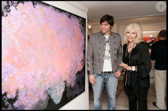 Amanda Lear et son petit-ami lors d'un vernissage à Nice (30 juin 2010)