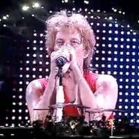 Jon Bon Jovi, blessé, termine son concert en héros !