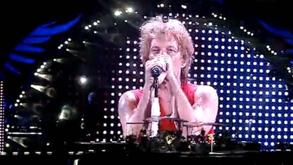 Jon Bon Jovi, blessé, termine son concert en héros !