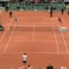 Jimmy Jump s'en prend à Roger Federer lors de Roland Garros 2009