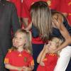 Leonor et Sofia, filles de Felipe et Letizia d'Espagne, sont ravissantes en supportrices de l'Espagne au Palais Royal, à Madrid. 12/07/2010