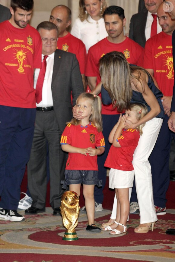 Leonor et Sofia, filles de Felipe et Letizia d'Espagne, sont ravissantes en supportrices de l'Espagne au Palais Royal, à Madrid. 12/07/2010