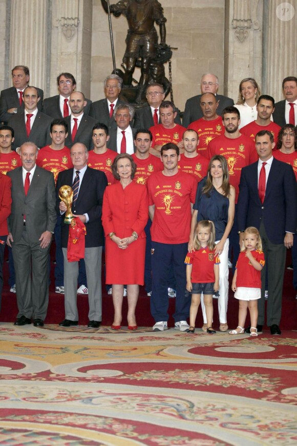 La reine Sofia, le roi Juan Carlos, Felipe, Letizia et leurs fillettes au Palais Royal, à Madrid. Ils félicitent l'équipe espagnole ! 12/07/2010