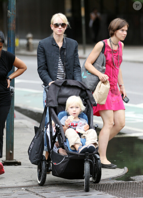 Naomi Watts et ses enfants à New York, le 14 juillet 2010