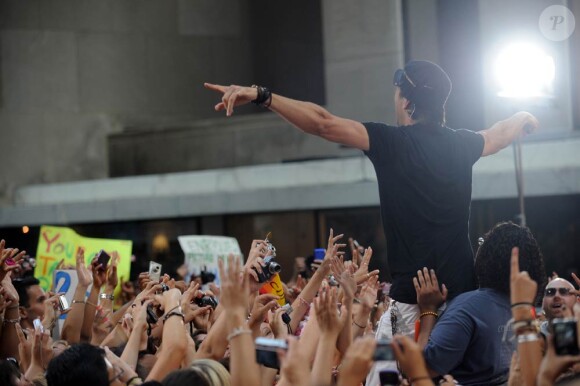 Le 16 juillet 2010, Enrique Iglesias était l'invité du Today Show de la NBC, à New York. Une fan s'en souviendra longtemps !