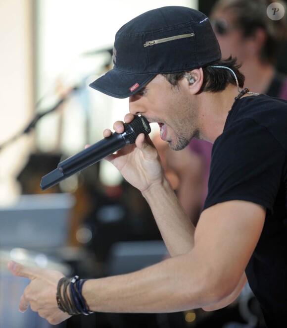 Le 16 juillet 2010, Enrique Iglesias était l'invité du Today Show de la NBC, à New York. Une fan s'en souviendra longtemps !