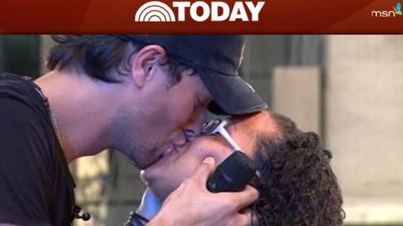 Quand Enrique Iglesias embrasse fougueusement une fan en direct... Une de plus !