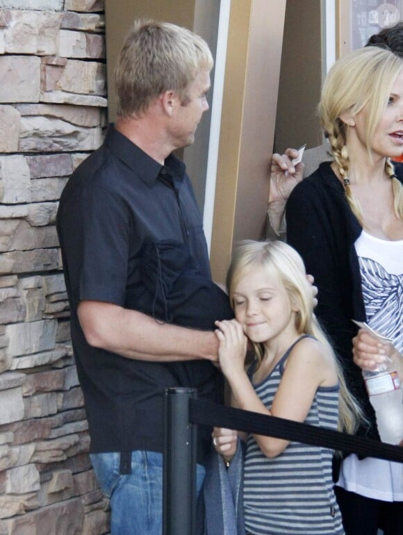 Rick Schroder au côté de son épouse Andrea Schroder et de leurs deux filles Cambrie et Faith. Une vraie famille du bonheur lors de leur sortie au cinéma Malibu à Los Angeles le 17 juillet 2010 ! 
