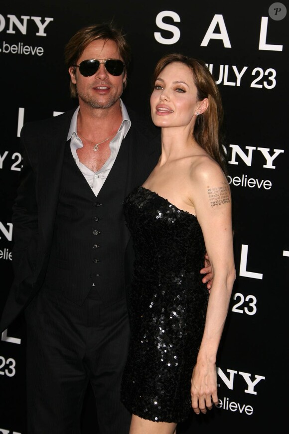Angelina Jolie et Brad Pitt à l'occasion de l'avant-première de Salt qui s'est tenue au Graumann's Chinese Theatre de Los Angeles, le 19 juillet 2010.