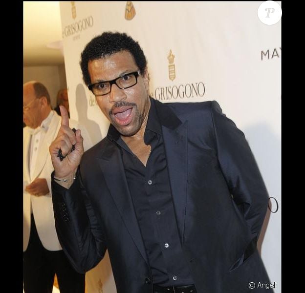 Lionel Richie se fait pousser contre une fenêtre... et l ...