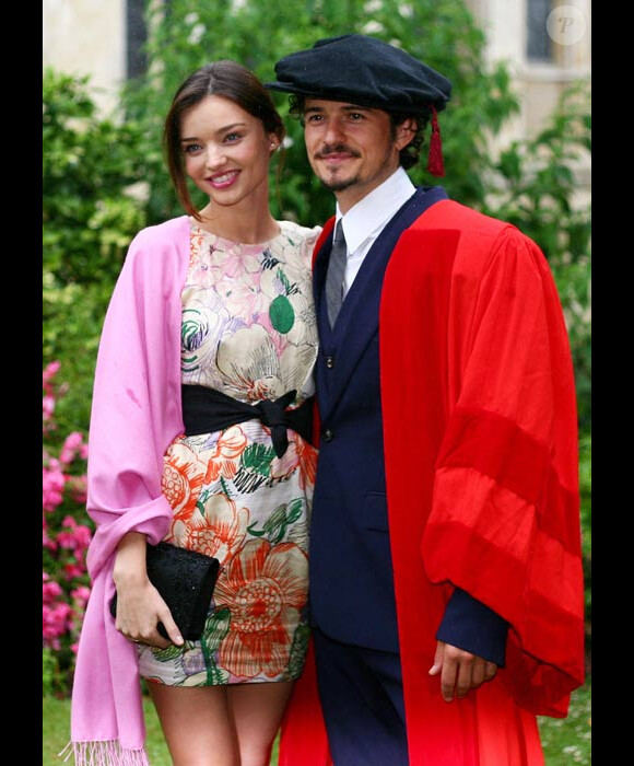 Orlando Bloom reçoit le diplome Honoris Causa de l'université de Kent en Angleterre, le 13 juillet 2010, en compagnie de sa fiancée Miranda Kerr