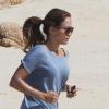 Jennifer Lopez court sur la plage de Los Cabos au Mexique le 23 juillet 2010