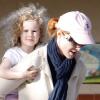 Marcia Cross s'occupe de l'une de ses adorables jumelles dans un parc de Brentwood à Los Angeles le 24 juillet 2010