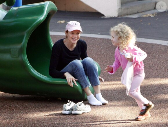 Marcia Cross s'occupe de l'une de ses adorables jumelles dans un parc de Brentwood à Los Angeles le 24 juillet 2010