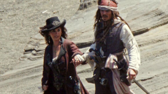 Penélope Cruz : La jeune mariée retrouve Johnny Depp sur une plage de Hawaï...