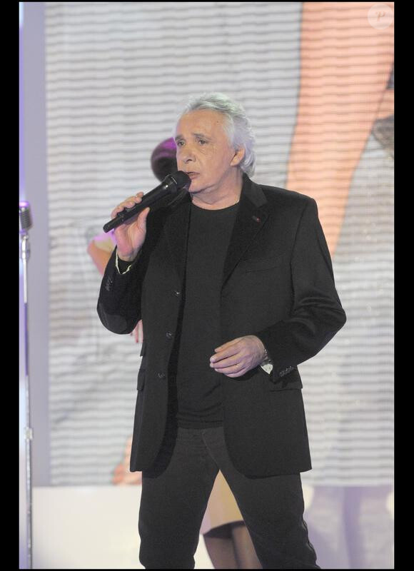 Michel Sardou chante Être une femme 2010 sur le plateau de Vivement dimanche en mai 2010