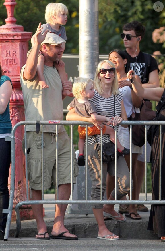 Naomi Watts et Liev Schreiber, avec leurs enfants, attendent Barack Obama à New York, dans le quartier de SoHo. 28/07/2010