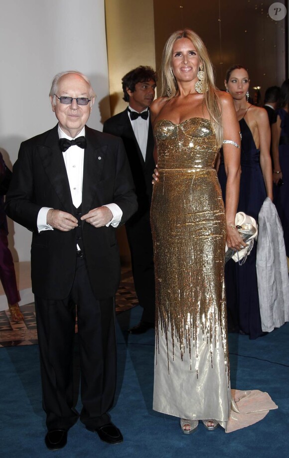 La 62e édition du gala de la Croix Rouge Monégasque, le 30 juillet 2010, a accueilli plus de 800 convives dans un décor inspiré de l'âge d'or des paquebots. Le prince Albert présidait la soirée avec sa sublime fiancée, Charlene Wittstock.