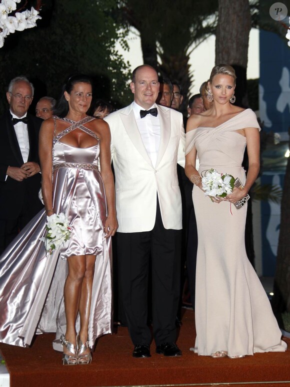 La 62e édition du gala de la Croix Rouge Monégasque, le 30 juillet 2010, a accueilli plus de 800 convives. Le prince Albert présidait la soirée avec sa sublime fiancée, Charlene Wittstock, et sa soeur Stéphanie.