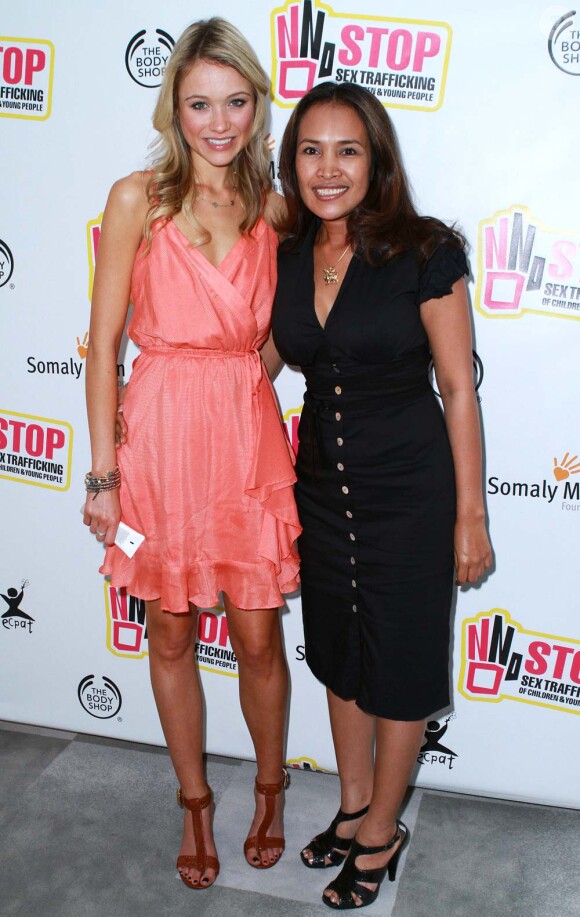 Lancement de la pétition Stop Sex trafficking of children and young people, à New York, le 30 juillet : Katrina Bowden et Somaly Mam.