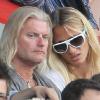 Philippe Lucas en charmante compagnie, lors du match PSG-AS Roma durant le Tournoi de Paris, au Parc des Princes, le 1er août 2010.