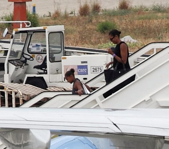 Michelle Obama et sa fille cadette Sasha arrivent à l'aéroport de Malaga le 4 août 2010