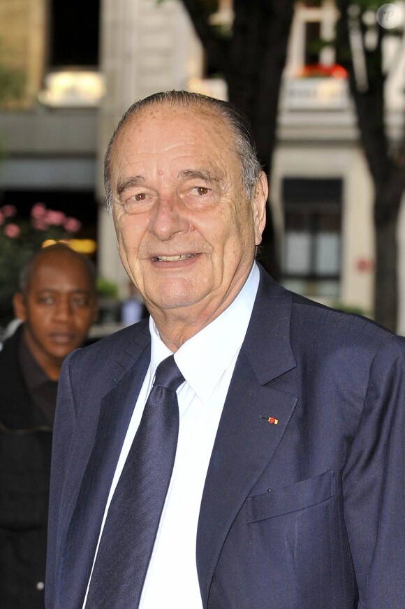 Jacques Chirac est incarné par Bernard Lecoq.