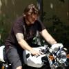 Jeudi 5 août, Dean McDermott, l'époux de la comédienne Tori Spelling, remonte à moto pour la première fois depuis son accident, survenu le 1er juillet.