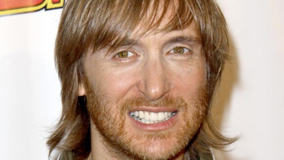 David Guetta : Hésitant, il se tourne vers son public...