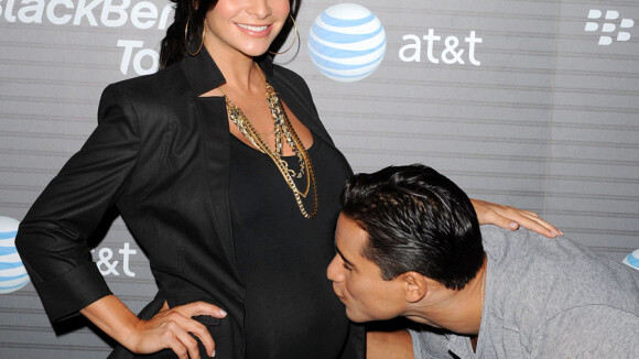 Mario Lopez couvre d'amour sa compagne et... son futur bébé !