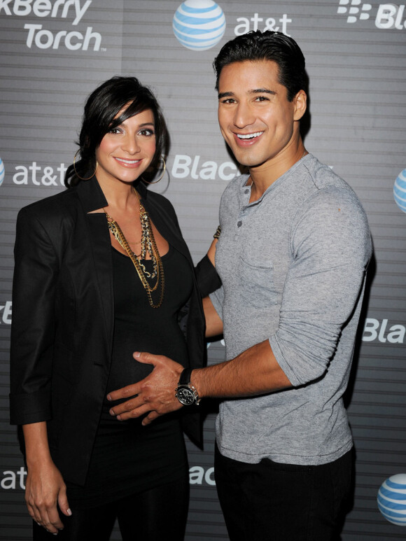 Mario Lopez et sa compagne Courtney Mazza, enceinte, à la soirée Blackberry Torch le 11 août 2010 à Los Angeles