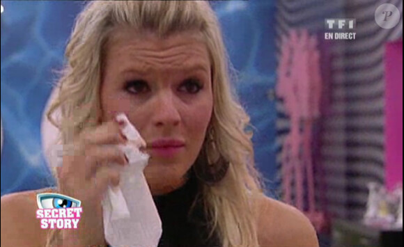 Amélie fond en larmes à l'annonce du départ de son amie Julie (prime du  vendredi 13 août 2010).
