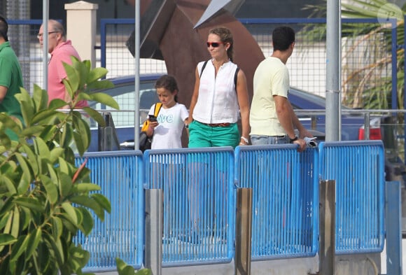 La reine Sofia d'Espagne, ses filles Elena et Christina accompagnée de son époux Inaki Urdangarin assistent au cours de voile de leurs enfants le 12 août 2010 à Majorque