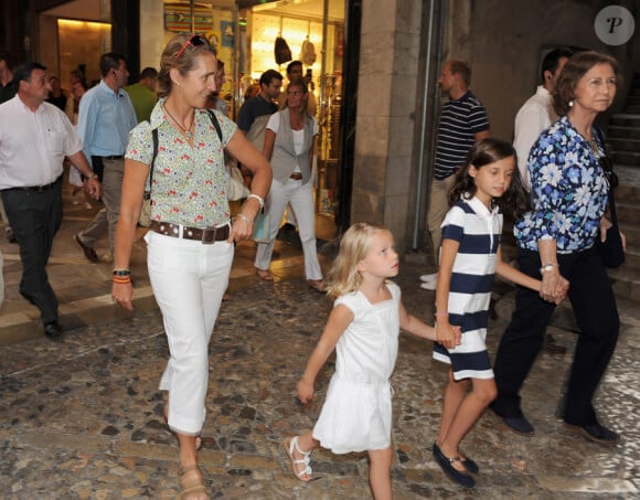 La famille royale espagnole en balade à Majorque le 12 août 2010 : la reine Sofia, ses filles Elena et Cristina accompagnée de son époux Inaki, Urdangarin et leurs enfants
