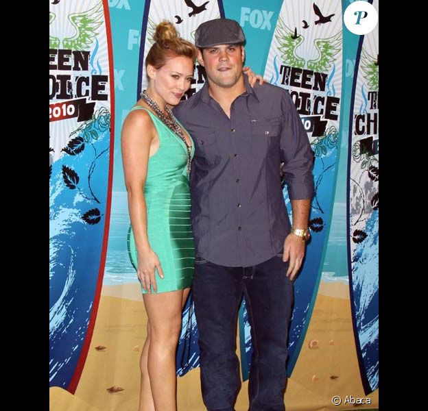Hilary Duff et Mike Comrie posent lors de cérémonie de Teen Choice Awards à Los Angeles en août 2010