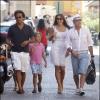 Elizabeth Hurley passe ses vacances à Saint-Tropez avec son fils Damian, son mari et leur ami David Furnish. 17/08/2010