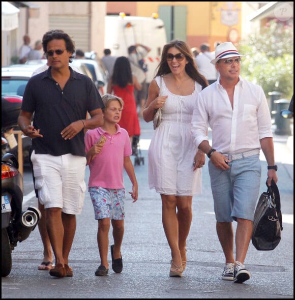 Elizabeth Hurley passe ses vacances à Saint-Tropez avec son fils Damian, son mari et leur ami David Furnish. 17/08/2010