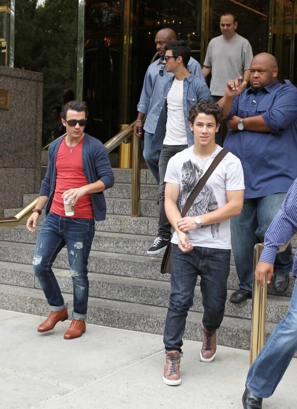 Joe, Nick et Kevin Jonas à la sortie de leur hôtel à New York