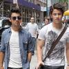 Joe et Nick Jonas à la sortie de leur hôtel à New York