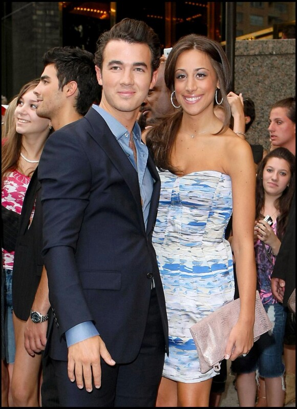 Kevin Jonas et Danielle Deleasa à la sortie de leur hôtel à New York