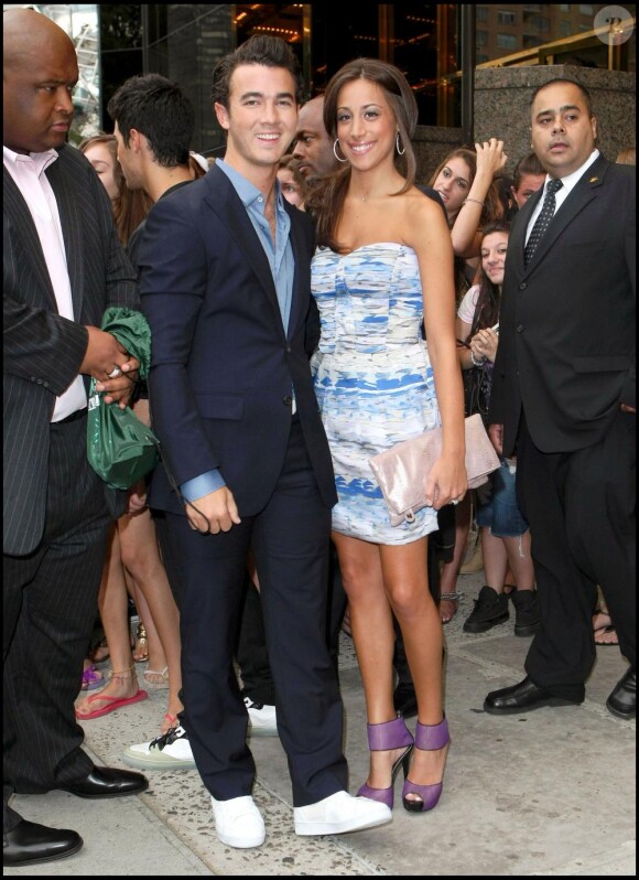 Kevin Jonas et sa femme Danielle Deleasa à la sortie de leur hôtel à New York