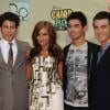 Joe, Nick et Kevin Jonas et Demi Lovato à la première de Camp Rock 2 à New York