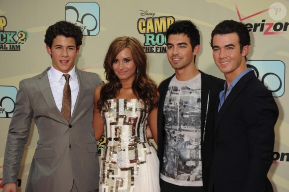 Joe, Nick et Kevin Jonas et Demi Lovato à la première de Camp Rock 2 à New York