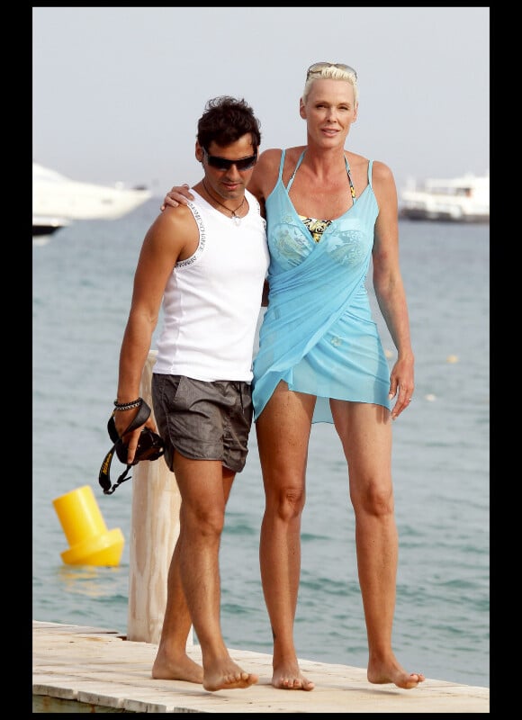 Brigitte Nielsen et son époux Matt Dessi passent des vacances ensoleillées à Saint-Tropez. Ils sont toujours aussi amoureux l'un de l'autre. 19/08/2010