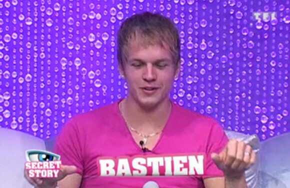 Bastien a pour mission de masculiniser Benoît. 