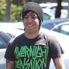 Pete Wentz offre un sac de denrées alimentaires à un homme dans le besoin, à Los Angeles, dimanche 22 août.
