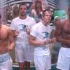 Les garçons aussi font un concours de t-shirts mouillés... sous la douche !