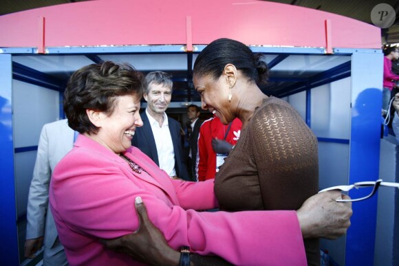 La ministre des sports Roselyne Bachelot ici en compagnie de Marie-José Pérec inaugure le 23e Villeneuve d'Ascq Athletics à Villeneuve d'Ascq le 24 août 2010